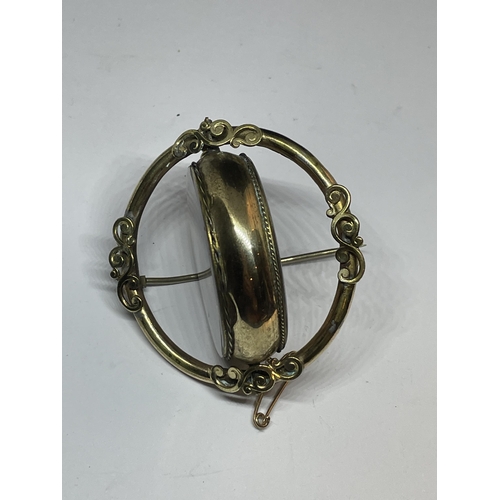 655 - AN ANTIQUE VICTORIAN GLIT BROOCH WITH SWIVEL PICTURE