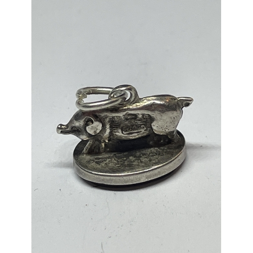 658 - A MARKED SILVER PIG PENDANT WITH BLOODSTONE BASE