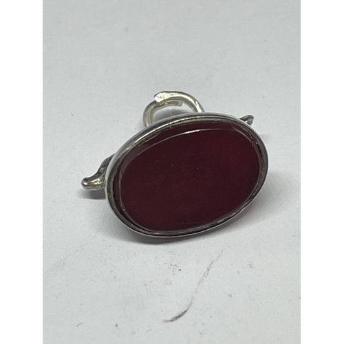 658 - A MARKED SILVER PIG PENDANT WITH BLOODSTONE BASE