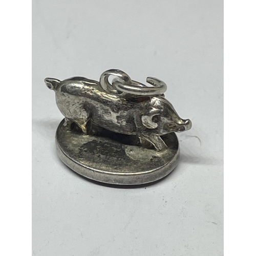 658 - A MARKED SILVER PIG PENDANT WITH BLOODSTONE BASE