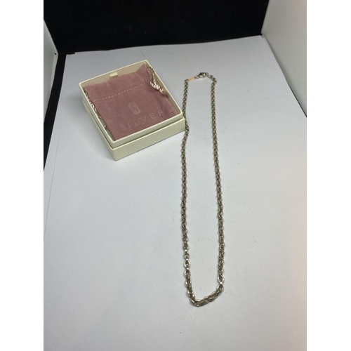 669 - A AMRKED SILVER BELCHER CHAIN NECKLACE IN A PRESNTATION BOX WITH POUCH