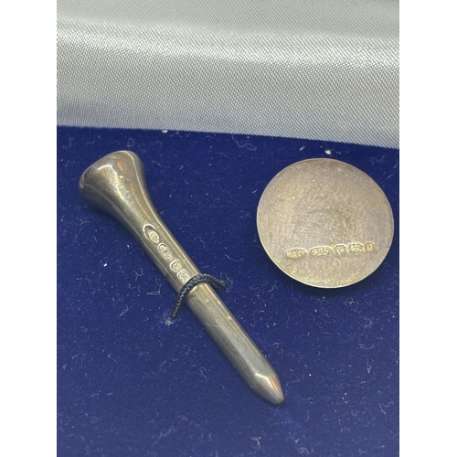 678 - A HALLMARKED BIRMINGHAM SILVER GOLF TEE AND MARKER IN A PRESENTATION BOX