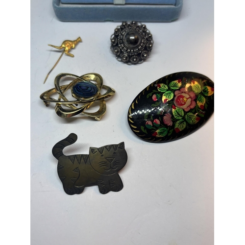 680 - TWELVE VARIOUS VINTAGE BROOCHES