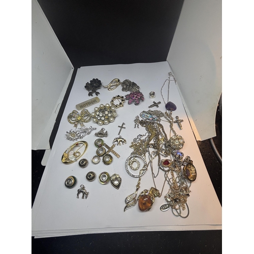 681 - A QUANTITY OF JEWELLERY TO INCLUDE BROOCHES, CHARMS, NECKLACES WITH PENDANTS ETC