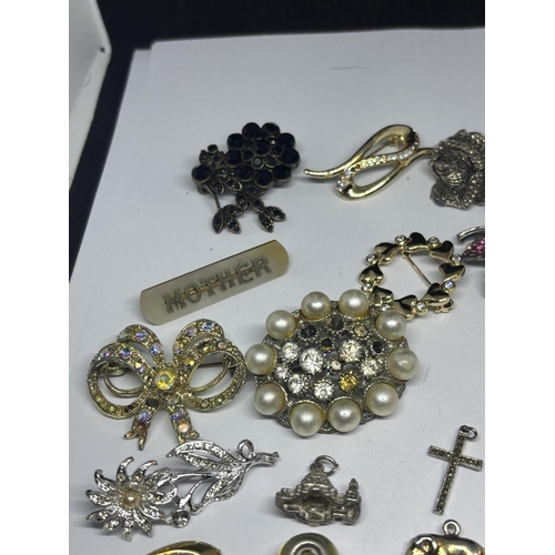 681 - A QUANTITY OF JEWELLERY TO INCLUDE BROOCHES, CHARMS, NECKLACES WITH PENDANTS ETC