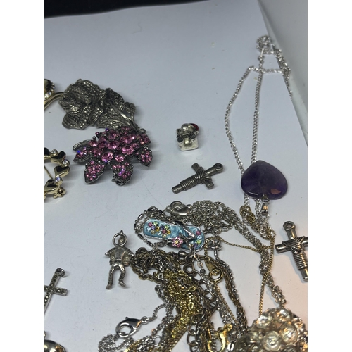 681 - A QUANTITY OF JEWELLERY TO INCLUDE BROOCHES, CHARMS, NECKLACES WITH PENDANTS ETC