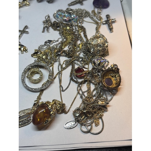 681 - A QUANTITY OF JEWELLERY TO INCLUDE BROOCHES, CHARMS, NECKLACES WITH PENDANTS ETC