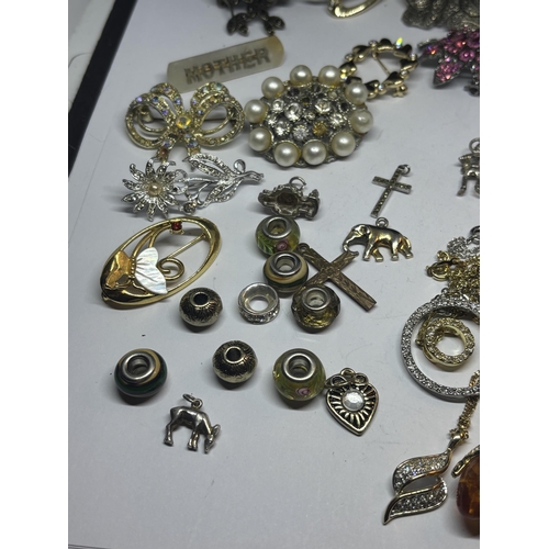 681 - A QUANTITY OF JEWELLERY TO INCLUDE BROOCHES, CHARMS, NECKLACES WITH PENDANTS ETC