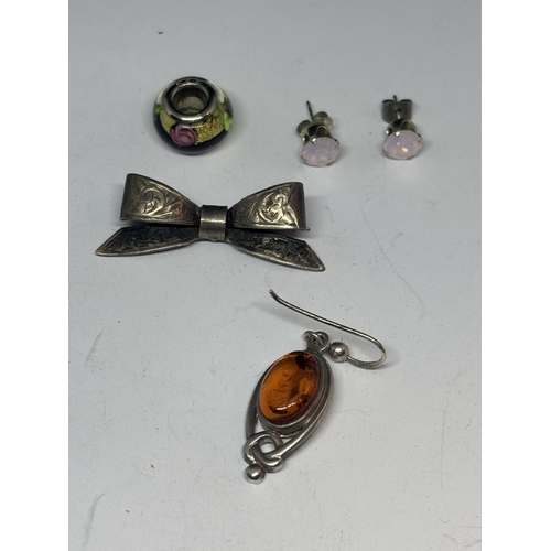 682 - VARIOUS SILVER ITEMS TO INCLUDE A LOCKET, BROOCH, EARRINGS, RING ETC