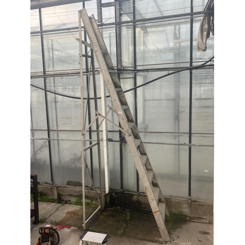 91 - STEP LADDER 9 STEPS  NO VAT