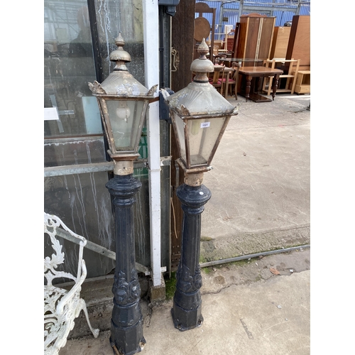 1501 - A PAIR OF VINTAGE CAST IRON COURTYARD LAMP POST WITH DECORATIVE TOPS (H:160CM)