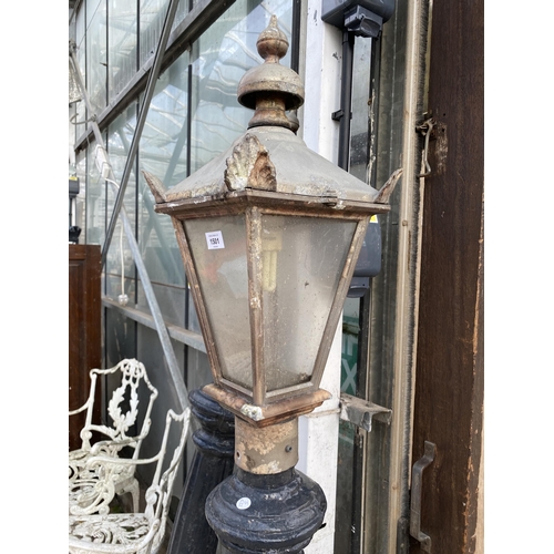 1501 - A PAIR OF VINTAGE CAST IRON COURTYARD LAMP POST WITH DECORATIVE TOPS (H:160CM)