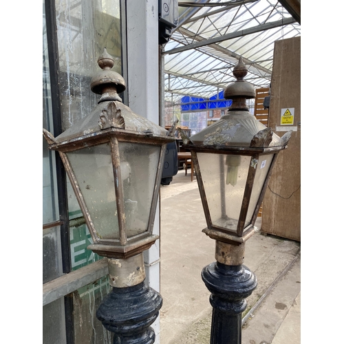 1501 - A PAIR OF VINTAGE CAST IRON COURTYARD LAMP POST WITH DECORATIVE TOPS (H:160CM)