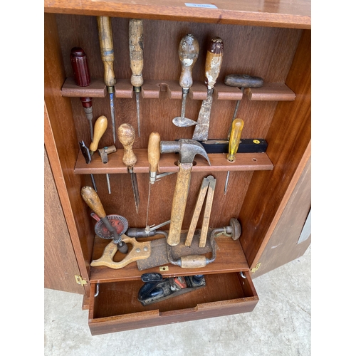 1508 - A VINTAGE TEAK JOINERS CHEST CONTAINING AN ASSORTMENT OF TOOLS TO INCLUDE A BRACE DRILL, A WOOD PLAN... 