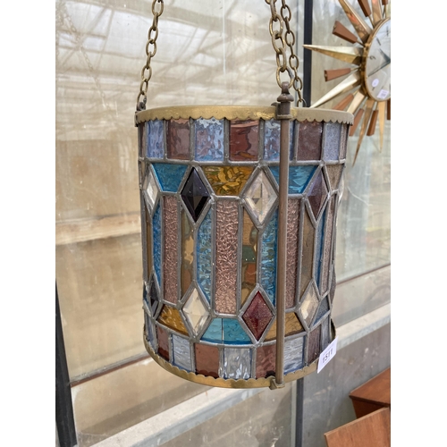 1511 - A VINTAGE BRASS LIGHT SHADE WITH GLAZED AND LEADED STAINGLASS AND BRASS HANGING CHAINS