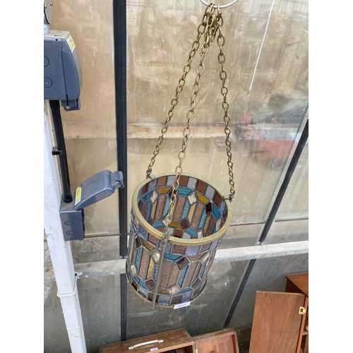 1511 - A VINTAGE BRASS LIGHT SHADE WITH GLAZED AND LEADED STAINGLASS AND BRASS HANGING CHAINS