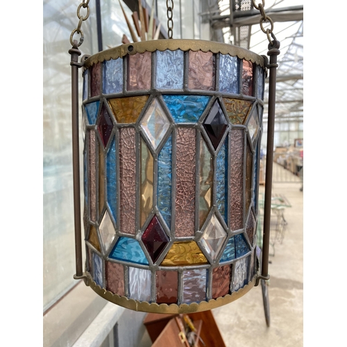 1511 - A VINTAGE BRASS LIGHT SHADE WITH GLAZED AND LEADED STAINGLASS AND BRASS HANGING CHAINS