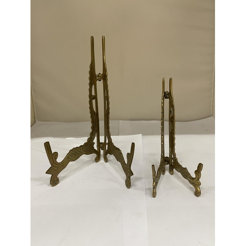 164 - A PAIR OF VINTAGE BRASS EASEL/DISPLAY STANDS