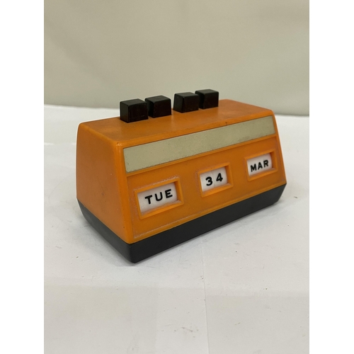 206 - A RETRO PERPETUAL DESK CALENDAR - VENDOR STATES WORKING ORDER, NO WARRANTY GIVEN