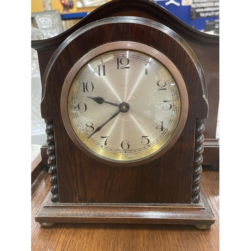 223 - FIVE CLOCKS TO INCLUDE TWO MAHOGANY MANTLE CLOCKS,  A WALL CLOCK, ETC PLUS A WOODEN TRAY