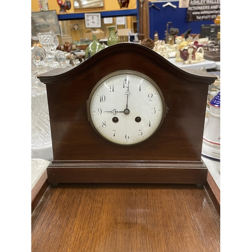 223 - FIVE CLOCKS TO INCLUDE TWO MAHOGANY MANTLE CLOCKS,  A WALL CLOCK, ETC PLUS A WOODEN TRAY