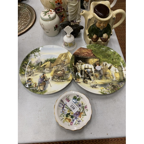 238 - A QUANTITY OF VINTAGE CERAMICS TO INCLUDE ROYAL DOULTON TOBY JUGS, MUSICAL TANKARD, CABINET PLATES, ... 