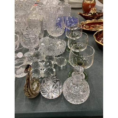 256 - A LARGE QUANTITY OF GLASSWARE TO INCLUDE BOWLS, BON BON DISHES, KNIFE RESTS, GLASSES, TRINKETS, ETC