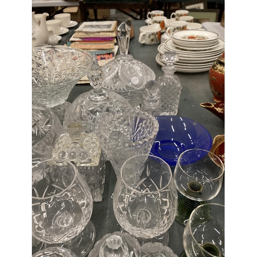 256 - A LARGE QUANTITY OF GLASSWARE TO INCLUDE BOWLS, BON BON DISHES, KNIFE RESTS, GLASSES, TRINKETS, ETC