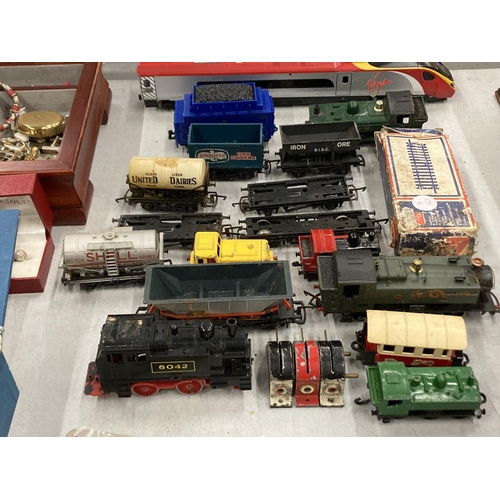 280 - A COLLECTION OF MODEL RAILWAY TRAINS TO INCLUDE LOCO'S, ETC.,