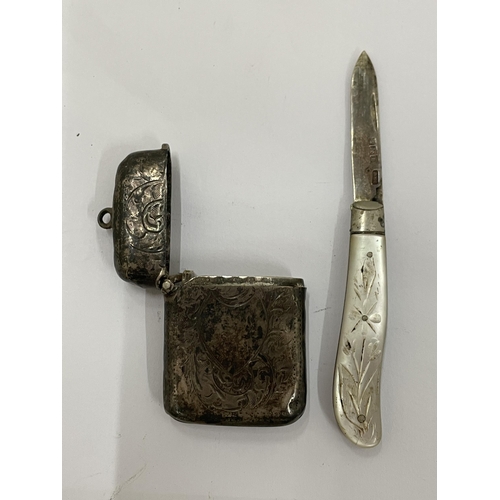 32 - A HALLMARKED SILVER VESTA CASE, WEIGHT 17G PLUS A MOTHER OF PEARL HANDLED FRUIT KNIFE WITH HALLMARKE... 