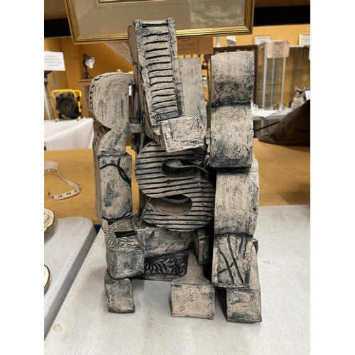 43 - A LARGE BRUTALIST STYLE SCULPTURE, HEIGHT 39CM