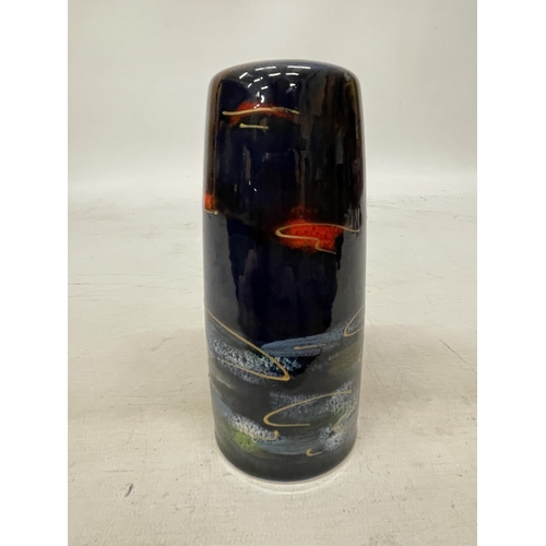 703 - AN ANITA HARRIS YACHT VASE SIGNED IN GOLD - 13 CM