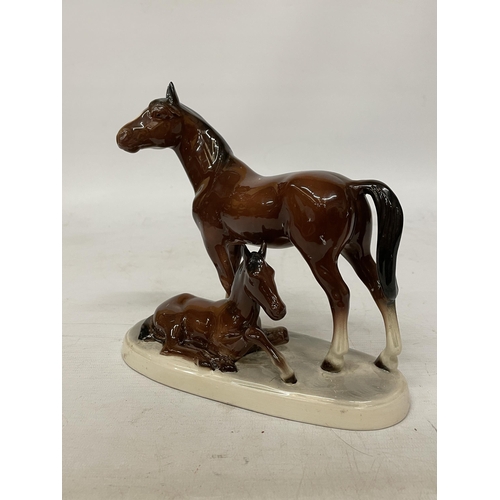 738 - A VINTAGE HERTWIG KATZHUTTE GERMAN PORCELAIN FIGURE OF A MARE AND FOAL