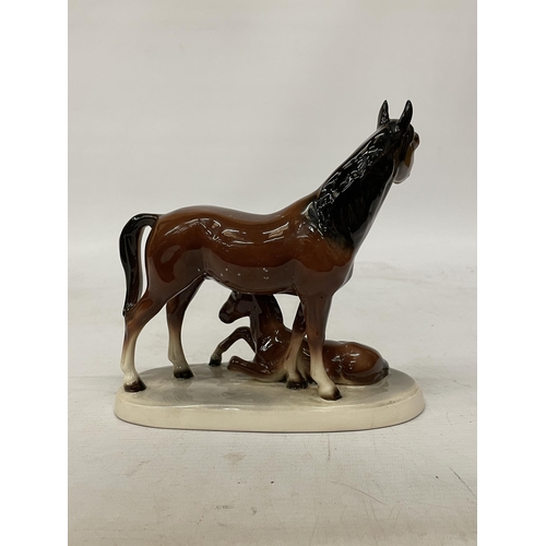 738 - A VINTAGE HERTWIG KATZHUTTE GERMAN PORCELAIN FIGURE OF A MARE AND FOAL