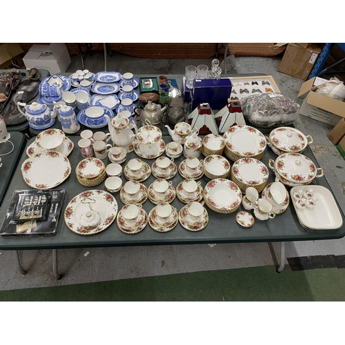 76 - A LARGE QUANTITY OF ROYAL ALBERT 'OLD COUNTRY ROSES' DINNER WARE TO INCLUDE VARIOUS SIZES OF PLATES,... 