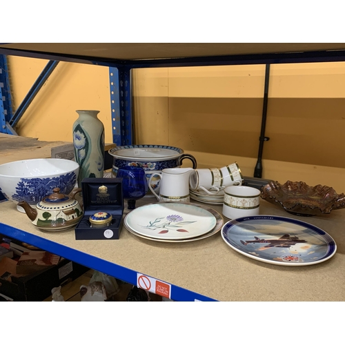 413 - A MIXED COLLECTION TO INCLUDE ROYAL WORCESTER PILL BOX, A ROYAL DOULTON AND A WEDGEWOOD DECORATIVE P... 