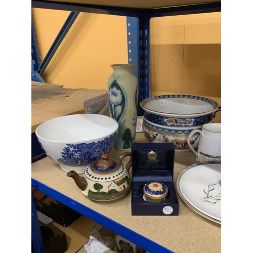 413 - A MIXED COLLECTION TO INCLUDE ROYAL WORCESTER PILL BOX, A ROYAL DOULTON AND A WEDGEWOOD DECORATIVE P... 