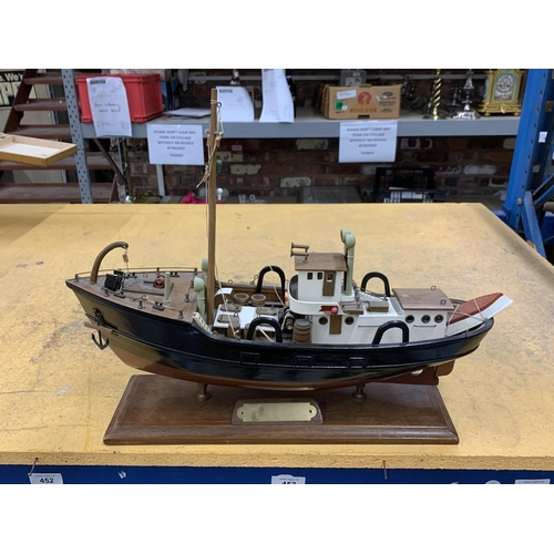 422 - A WOODEN MODEL OF A FISHING BOAT ON A WOODEN STAND WITH NON MARKED PLAQUE