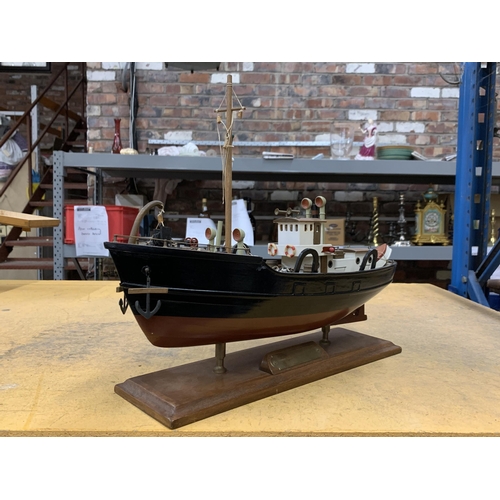 422 - A WOODEN MODEL OF A FISHING BOAT ON A WOODEN STAND WITH NON MARKED PLAQUE