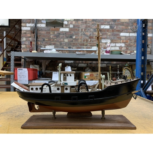 422 - A WOODEN MODEL OF A FISHING BOAT ON A WOODEN STAND WITH NON MARKED PLAQUE