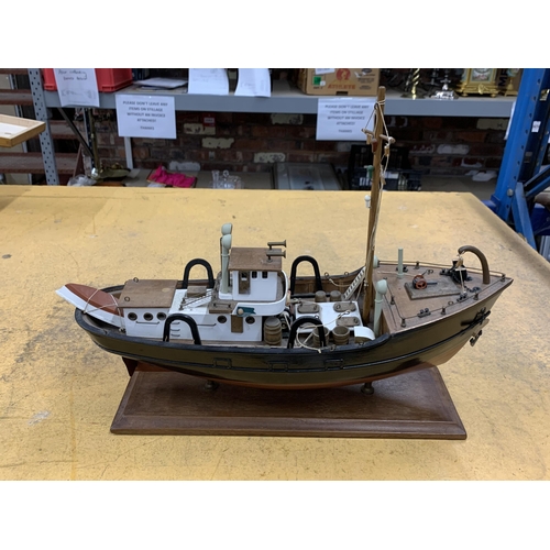 422 - A WOODEN MODEL OF A FISHING BOAT ON A WOODEN STAND WITH NON MARKED PLAQUE