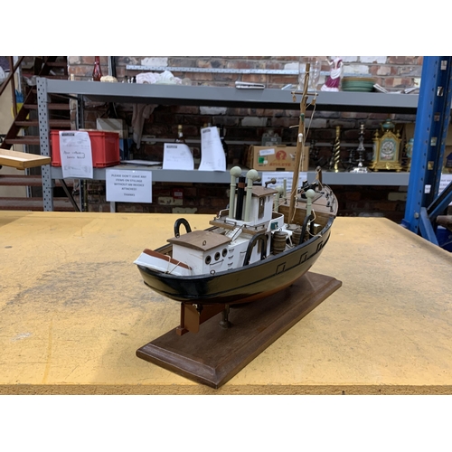 422 - A WOODEN MODEL OF A FISHING BOAT ON A WOODEN STAND WITH NON MARKED PLAQUE