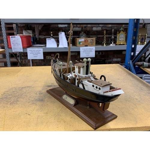 422 - A WOODEN MODEL OF A FISHING BOAT ON A WOODEN STAND WITH NON MARKED PLAQUE