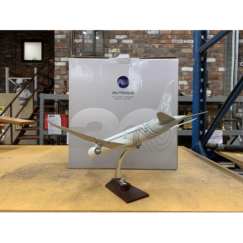 424 - A BOXED AVTRADE '30 YEARS OF EXCELLENCE' MODEL COMMERCIAL/PASSENGER PLANE ON PLINTH