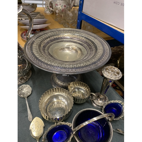 431 - A QUANTITY OF SILVER PLATE TO INCLUDE AN ORNATE COFFEE POT, FOOTED CAKE STAND, CREAM JUG, SUGAR BOWL... 