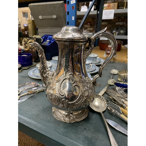 431 - A QUANTITY OF SILVER PLATE TO INCLUDE AN ORNATE COFFEE POT, FOOTED CAKE STAND, CREAM JUG, SUGAR BOWL... 