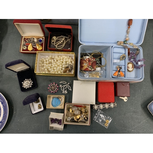 438 - A LARGE COLLECTION OF COSTUME JEWELLERY AND JEWELLERY BOXES