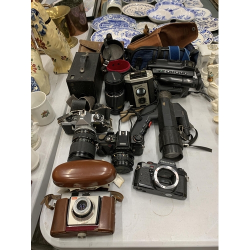 444 - A QUANTITY OF CAMERAS AND LENS TO INCLUDE PENTAX, KODAK, BROWNIE AND CAMERA CASES