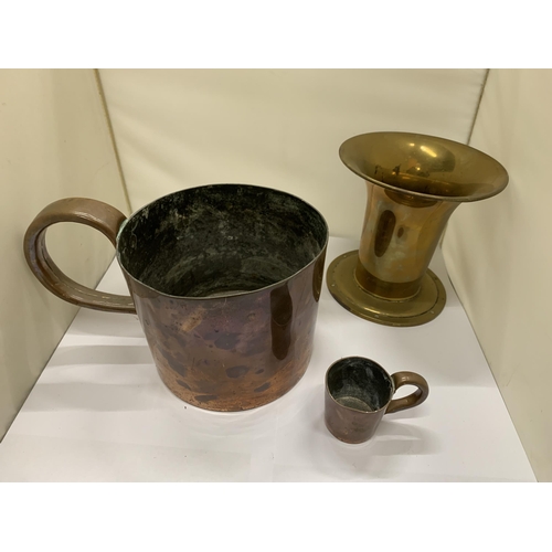 465 - A LARGE COPPER HALF GALLON MUG, COPPER QUARTER NOGGIN AND A BRASS VASE