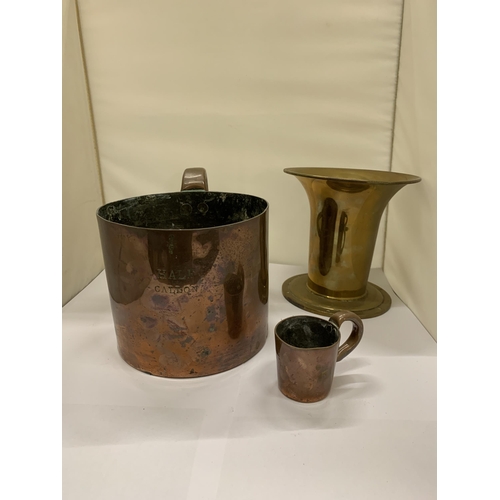 465 - A LARGE COPPER HALF GALLON MUG, COPPER QUARTER NOGGIN AND A BRASS VASE